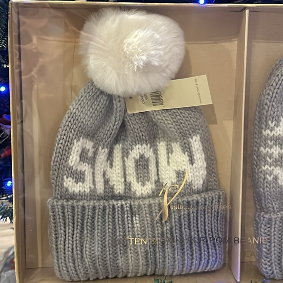 🎄NWT NIB 🎄Grey Snow Winter Beanie Sweater Hat Matching Mittens Boutique - Picture 2 of 4